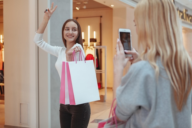 Jonge vrouwen genieten van winkelen samen in het winkelcentrum