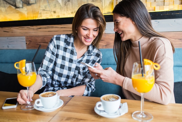 Jonge vrouwen in café