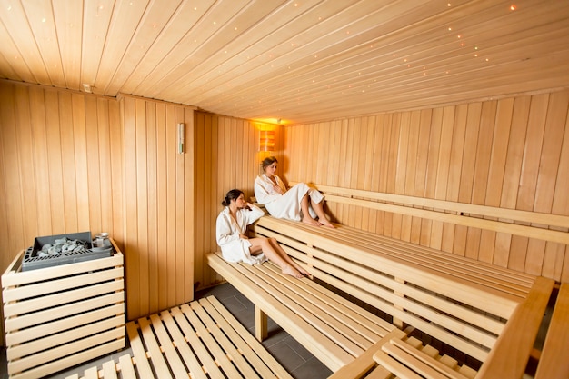 Jonge vrouwen in de sauna