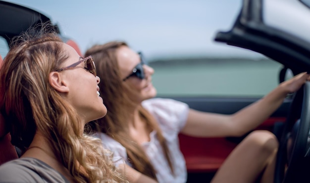 Jonge vrouwen in een cabriolet