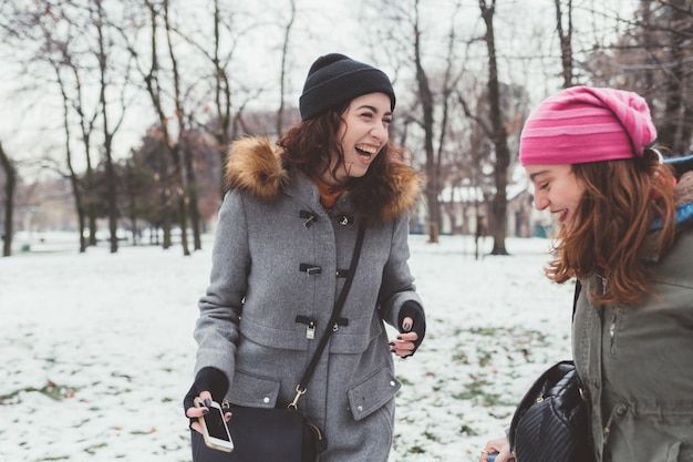 Jonge vrouwen lachen