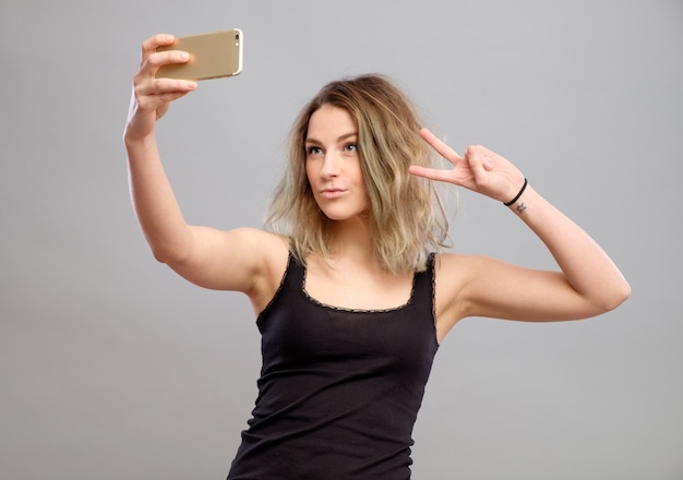 Jonge vrouwen maken een selfie