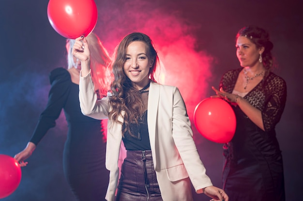 Jonge vrouwen met ballonnen op feestje