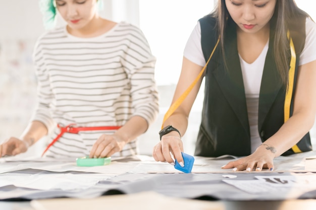 Jonge vrouwen naaien kleding