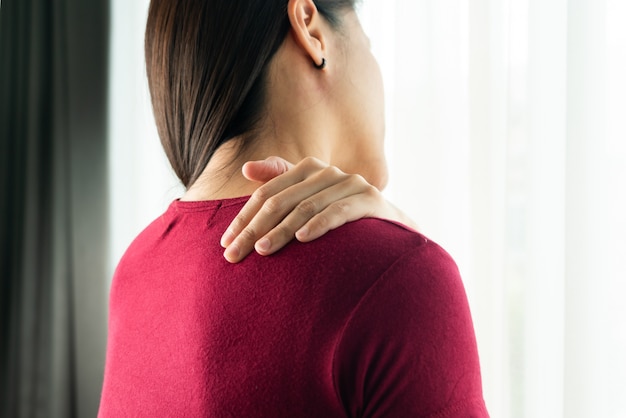 Jonge vrouwen nek- en schouderpijn letsel, gezondheidszorg en medisch concept