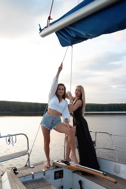 Jonge vrouwen op jacht bij zonsondergang