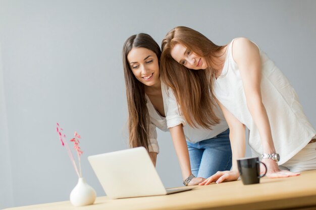 Jonge vrouwen op kantoor