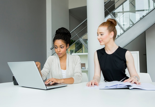 Jonge vrouwen op kantoor