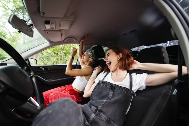 Jonge vrouwen op roadtrip met de auto