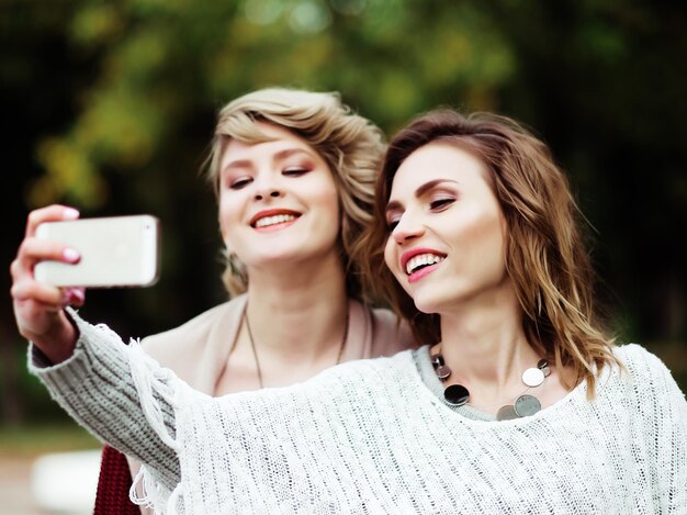 jonge vrouwen selfie maken