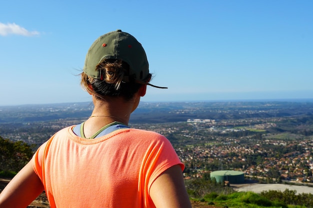 Jonge vrouwen sportieve wandelaar klimmen op de berg in San Diego, Californië, VS