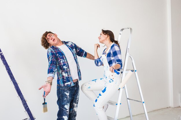 Jonge vrouwen staan tegen de muur.