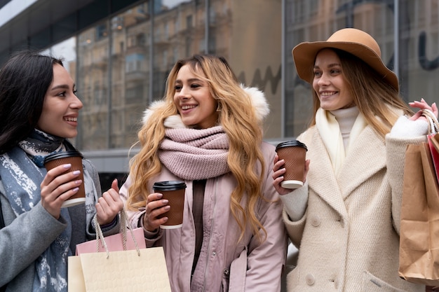 Foto jonge vrouwen winkelen in de stad