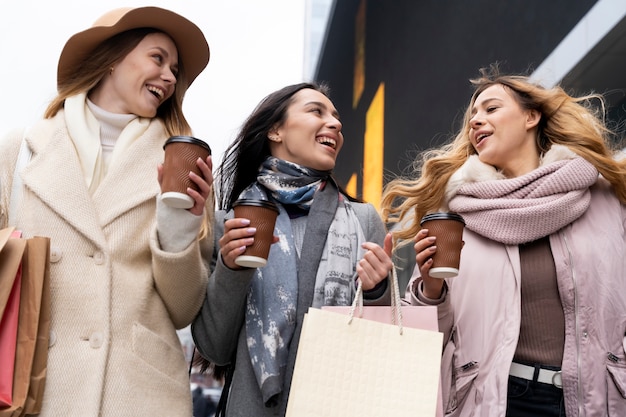 Jonge vrouwen winkelen in de stad