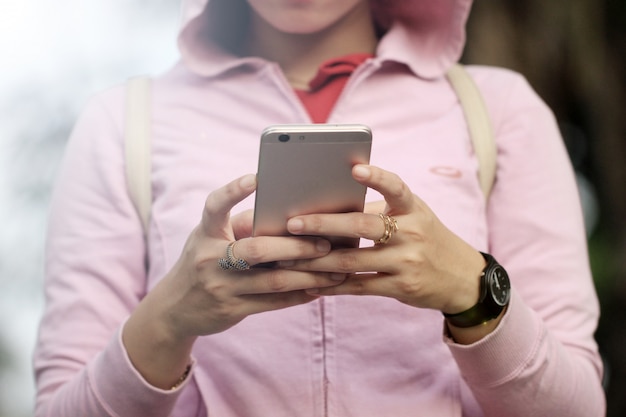 jonge vrouwen zijn druk in het gebruik van mobiele telefoons