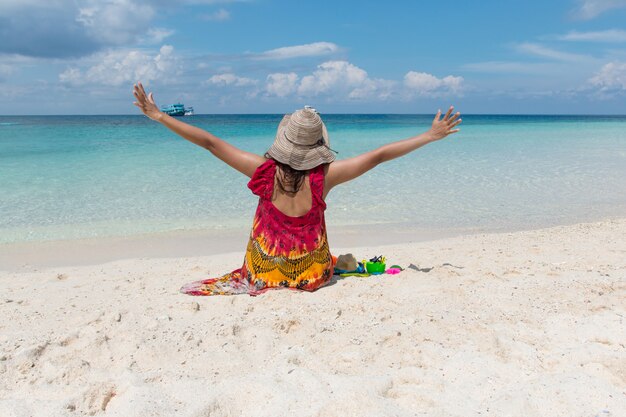 Jonge vrouwen zitten en hand vrijheid op het strand