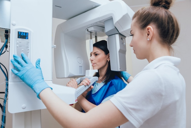 Jonge vrouwenpatiënt die zich in x-ray machine bevindt.