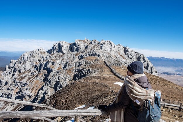 Jonge vrouwenreiziger die bij Shika Snow Mountain of Blue Moon Valley reizen