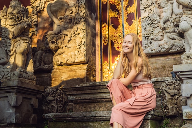 Jonge vrouwenreiziger in het paleis van Ubud, Bali - Binnen het paleis van Ubud, Bali, Indonesië.