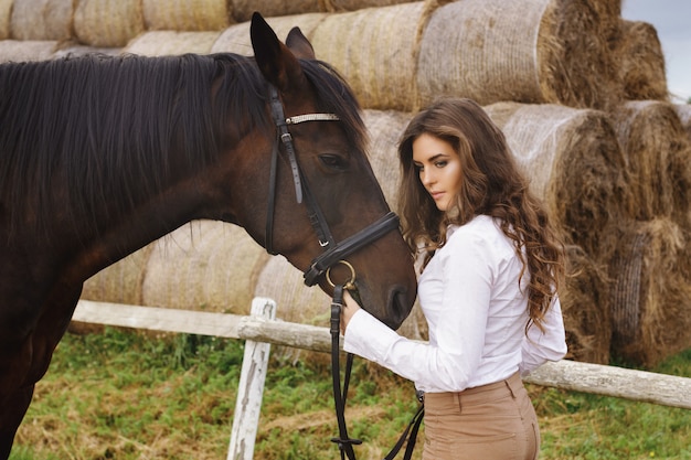 Jonge vrouwenruiter en haar mooi paard