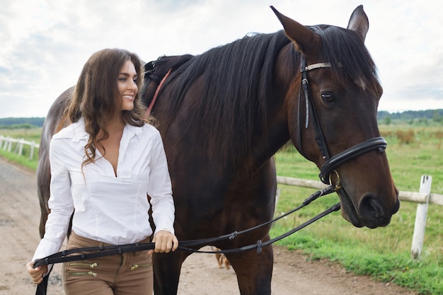 Jonge vrouwenruiter en haar mooi paard