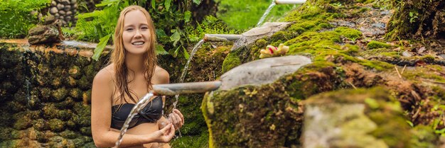 Jonge vrouwentoerist in Belulang Hot Springs in Bali op de achtergrond van rijstterrassen BANNER, lang formaat