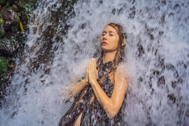 Jonge vrouwentoerist in Heilige bronnen Sebatu in Bali