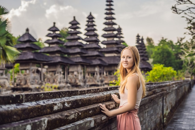 Jonge vrouwentoerist in Traditionele Balinese Hindoese Tempel Taman Ayun in Mengwi. Bali, Indonesië
