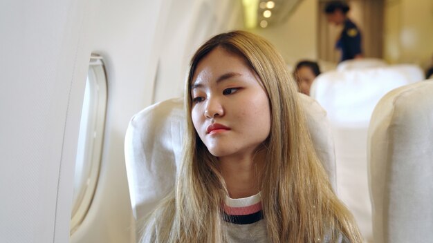 Foto jonge vrouwenzitting in een vliegtuig