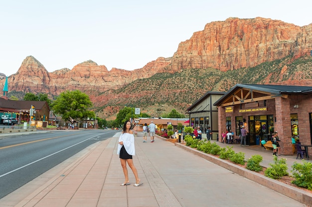 Jonge wandelaar vrouw in Springdale is een schilderachtig stadje aan de ingang van Zion National Park