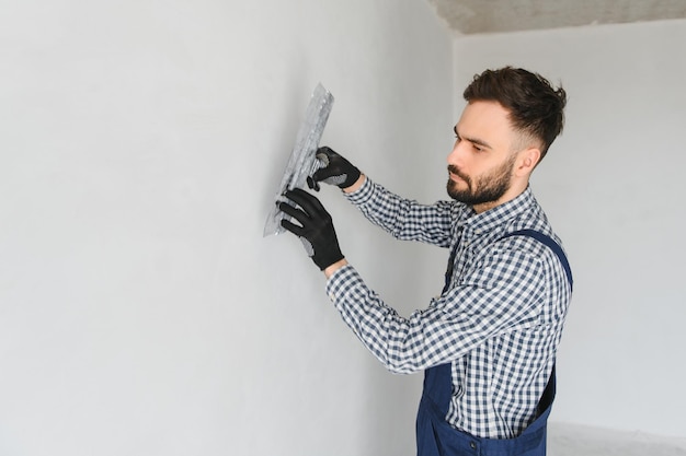 Jonge werknemer reparatie in de kamer