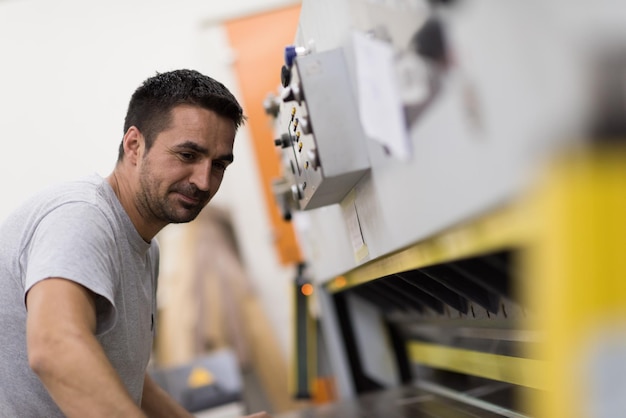 Jonge werknemer werkt in een fabriek voor de productie van houten meubelen