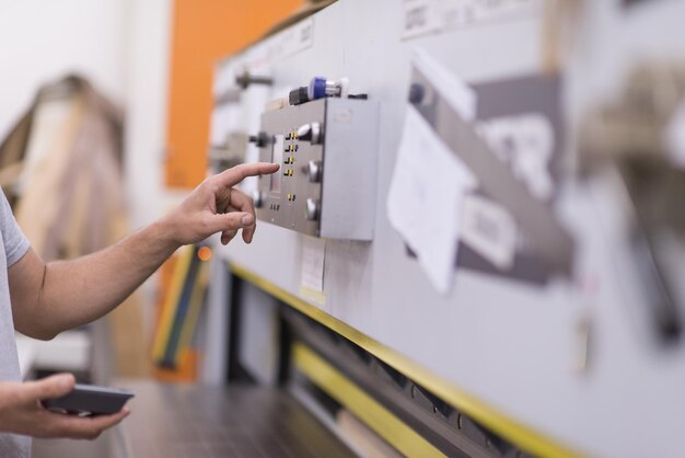 Jonge werknemer werkt in een fabriek voor de productie van houten meubelen