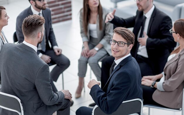 Jonge werknemer zit op een seminar over teambuilding bedrijfsconcept