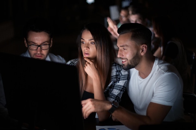 Jonge werknemers bespreken nieuwe gegevenshet concept van overuren