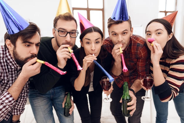 Jonge werknemers van het bedrijf vieren vakantie