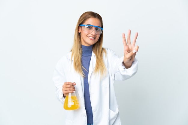 Jonge wetenschappelijke vrouw geïsoleerd op een witte achtergrond gelukkig en drie tellen met vingers