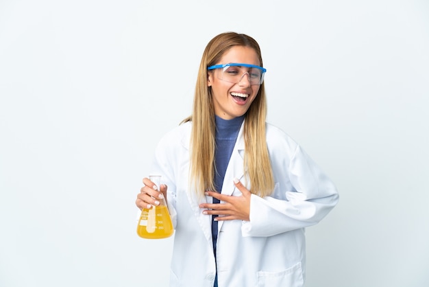 Jonge wetenschappelijke vrouw geïsoleerd op een witte achtergrond veel glimlachen