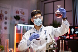Jonge wetenschapper arabische man laboratorium technische dienst met kolf met laboratoriumglaswerk