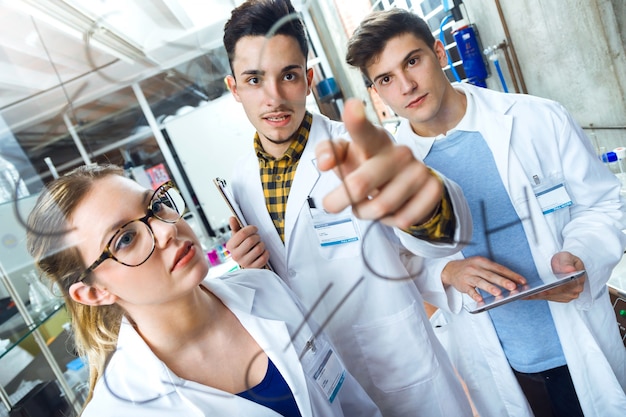 Jonge wetenschappers voeren een experiment uit in een laboratorium.