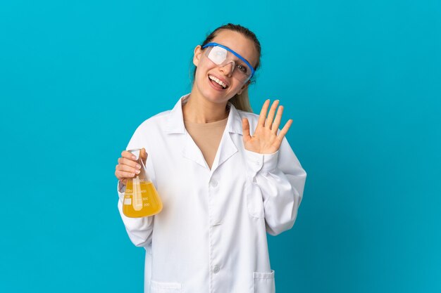 Jonge wetenschapsvrouw die op blauw wordt geïsoleerd