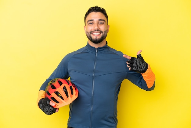 Jonge wielrenner Arabische man geïsoleerd op gele achtergrond met een duim omhoog gebaar