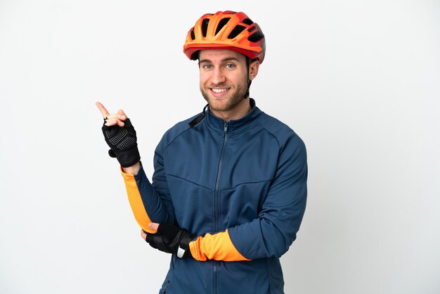 Jonge wielrenner man geïsoleerd op een witte achtergrond wijzende vinger naar de zijkant