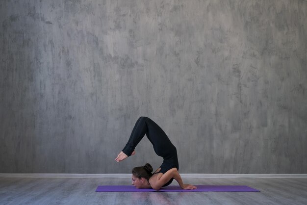 Jonge yogi-vrouw die yogales beoefent, ademhalingsmeditatie die oefeningen doet