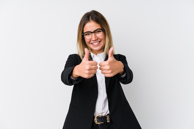 Jonge zakelijke blanke vrouw met thumbs ups, cheers over iets