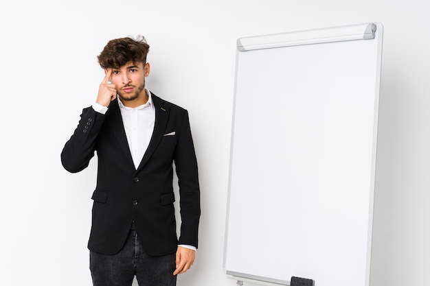 Jonge zakelijke coaching Arabische man met een gebaar van teleurstelling met wijsvinger.