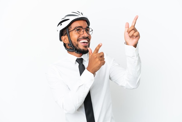 Jonge zakelijke Latijns-man met een fietshelm geïsoleerd op een witte achtergrond wijzend met de wijsvinger een geweldig idee