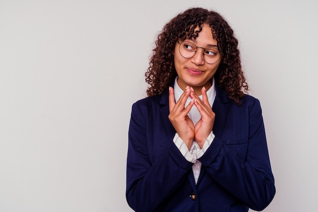 Jonge zakelijke vrouw van gemengd ras geïsoleerd op een witte achtergrond die een plan in het achterhoofd maakt, een idee opzet.