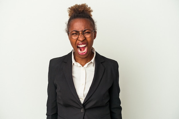 Jonge zaken Afro-Amerikaanse vrouw geïsoleerd op een witte achtergrond schreeuwen erg boos en agressief.