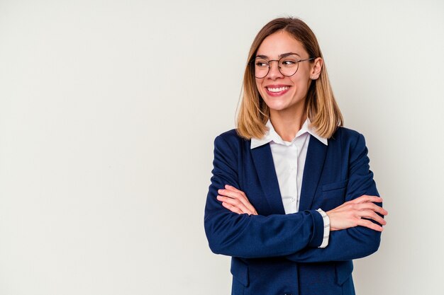 Jonge zaken blanke vrouw geïsoleerd op wit glimlachend zelfverzekerd met gekruiste armen.